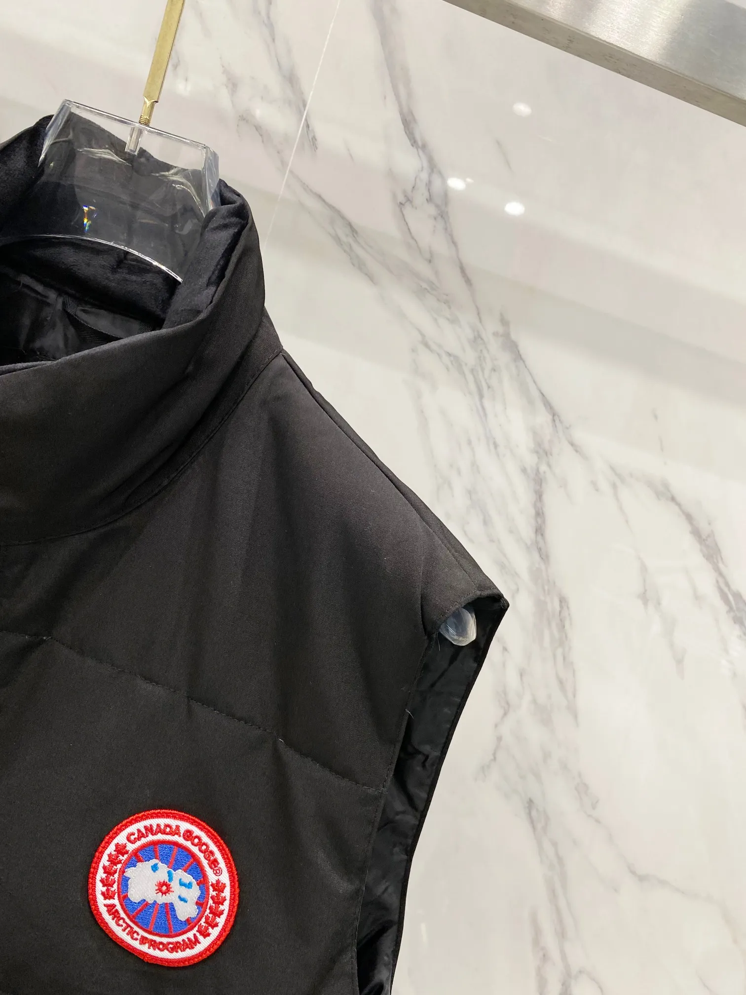 P360 CANADA GOOSE / Freestyle Crew vest 4154M Canada Goose vest for men and women. Canada Goose has always been recognized as the warmest down jacket. Various Instagram celebrities, Internet celebrities, and celebrities often wear it for street photos. This is my fifth year of going out for Canada Goose. I make Canada Goose every year, but I still can’t get rid of my love for the goose. No matter how cold the days are, there is no need to be afraid! Because of the care of the big goose ♦The down vest is definitely an artifact of the concave shape in autumn and winter!!! The world's most popular down vest will be shipped in 2024!!! ♦Order model for trading companies, exclusively launched! The counters purchase at the same time through the same channel. ♦The high-density gall-free fabric and anti-drilling velvet technology is a strong proof of authenticity and cannot be compared with ordinary imitations. It is a high-quality product from the channel, and every detail is perfectly presented.  ♦A down vest for autumn and winter. Would you be worthy of yourself if you don’t buy Canada Goose? If you want to be beautiful but also keep warm, Canada Goose can give you what you want. ♦Everyone on earth knows about Canada Goose! I won’t say much, just take a look at the real-life details to get a feel for the product! The double-layer pocket design on the clothes is more convenient. The buttons are engraved with letters. The details are perfect. The neckline is designed to fit the skin to keep warm and comfortable. The second thing is to wear it correctly. The key is to consider the autumn and winter clothing matching. Look at the details to feel it. The best proof is the quick rebound when you press it. Color: black, off-white, gray. Size: M~2XL